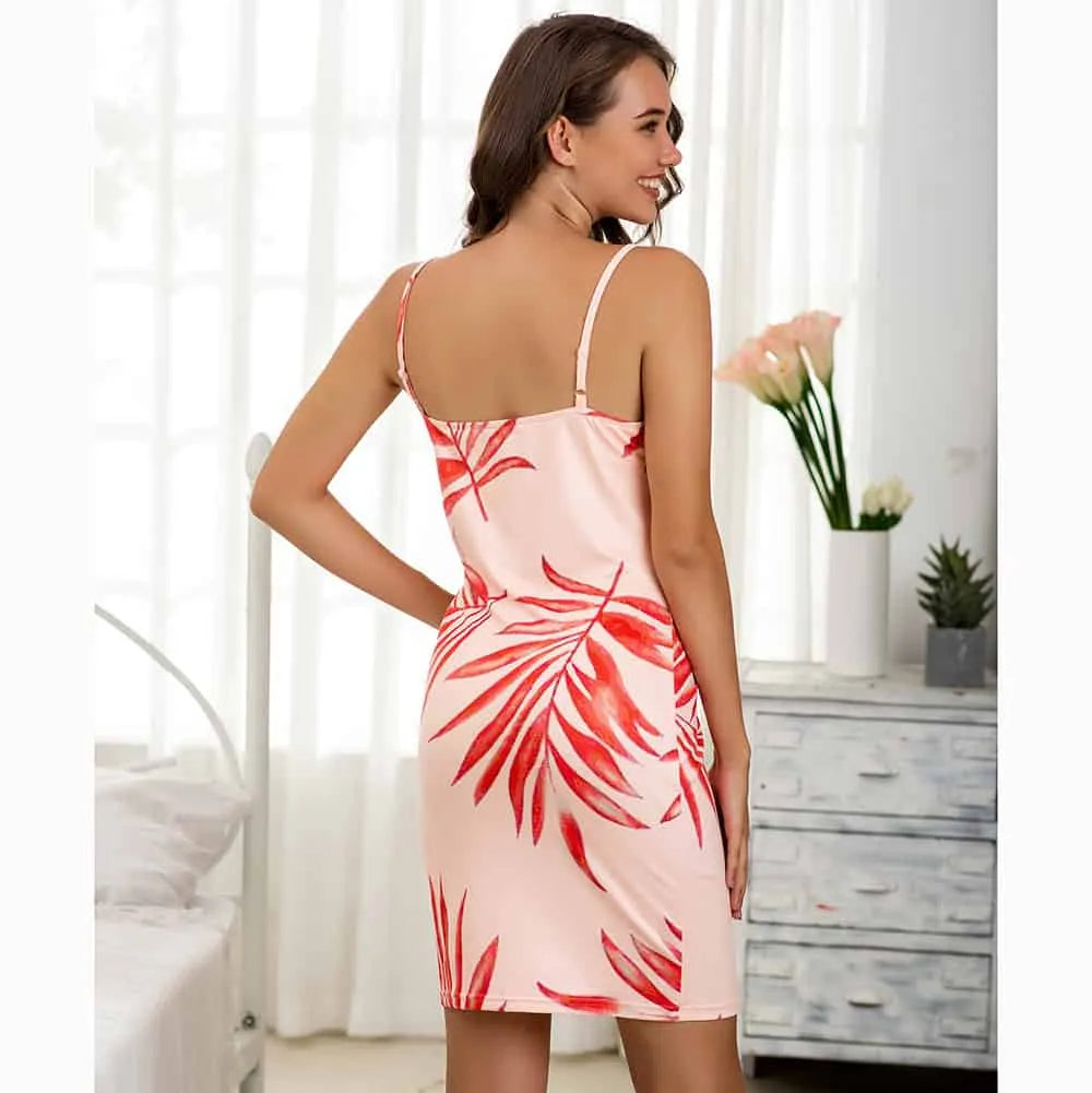 قميص نوم أنيق بلون وردي فاتح مزين بنقشة أوراق شجر حمراء