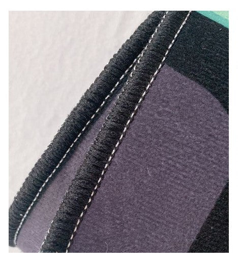 سجادة بتصميم مطبوع ثلاثي الأبعاد مع جانب خلفي مُضاد للإنزلاق بحُبيبات PVC - كواليتي الألوان زاهية وواضحة بتظهر كل تفاصيل السجادة (لون: بيج * أسود/ شكل : مربعات)