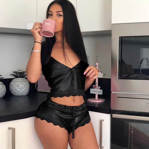 بيجامة هوت شورت مثيرة المظهر وناعمة الملمس، سادة، ستان بكنار جيبي