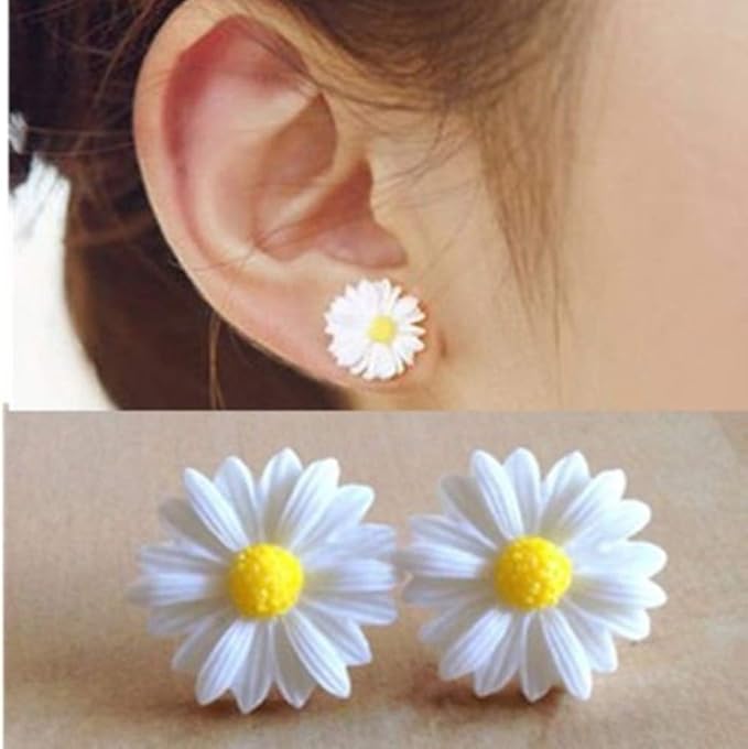 حلق بتصميم راقى وبسيط  على شكل زهرة الربيع الملونة باللون الأبيض و الأخضر