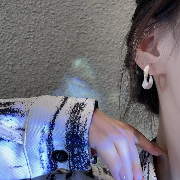 حلق للنساء، حلقان إبرة شكل دائرى ملتوى