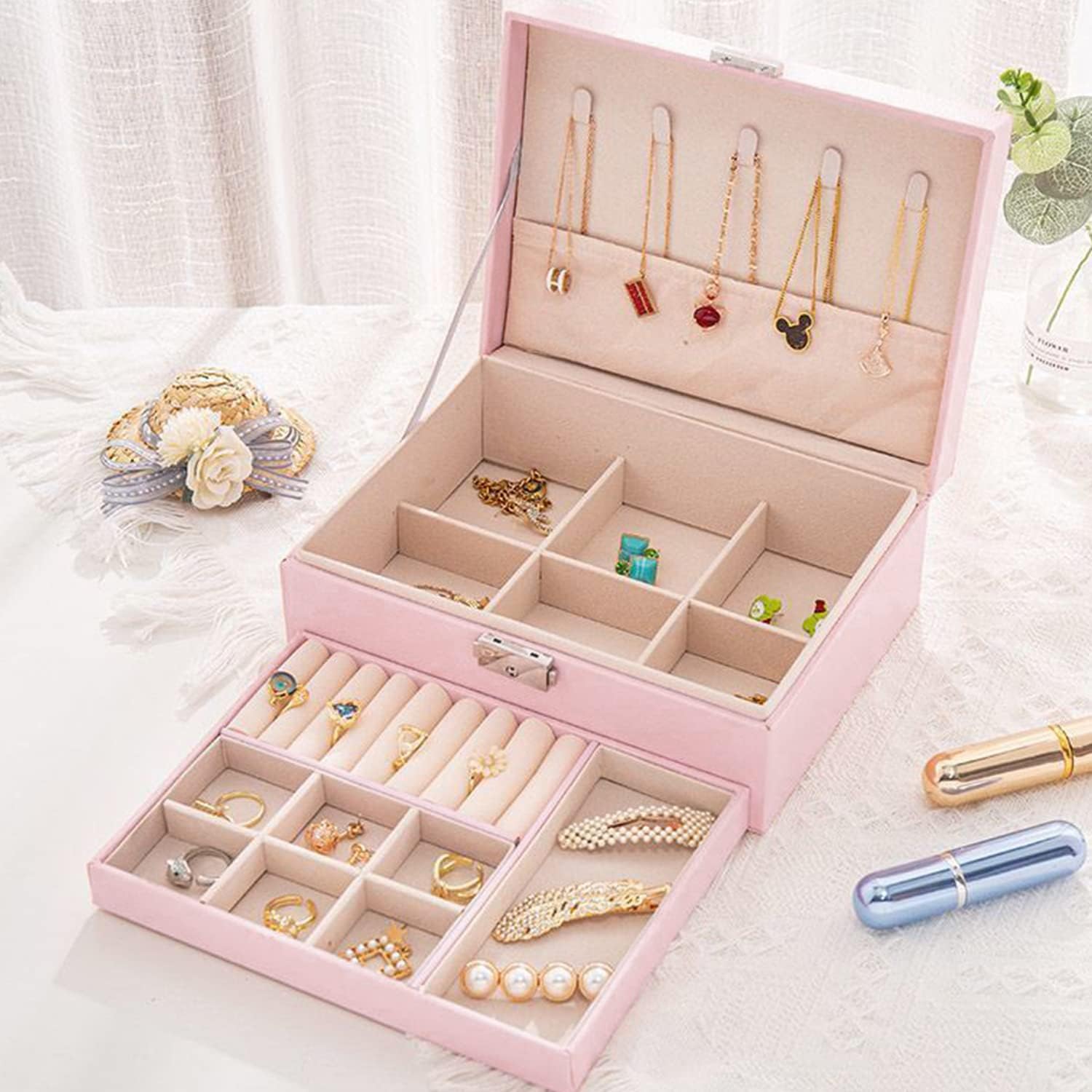 صندوق مجوهرات محمول من الجلد لتخزين المجوهرات والقلائد والخواتم والساعات والمجوهرات، حافظة منظم مجوهرات من طبقتين من جلد البولي يوريثين ببطانة ناعمة مع قفل للخواتم والأقراط والقلائد والأساور