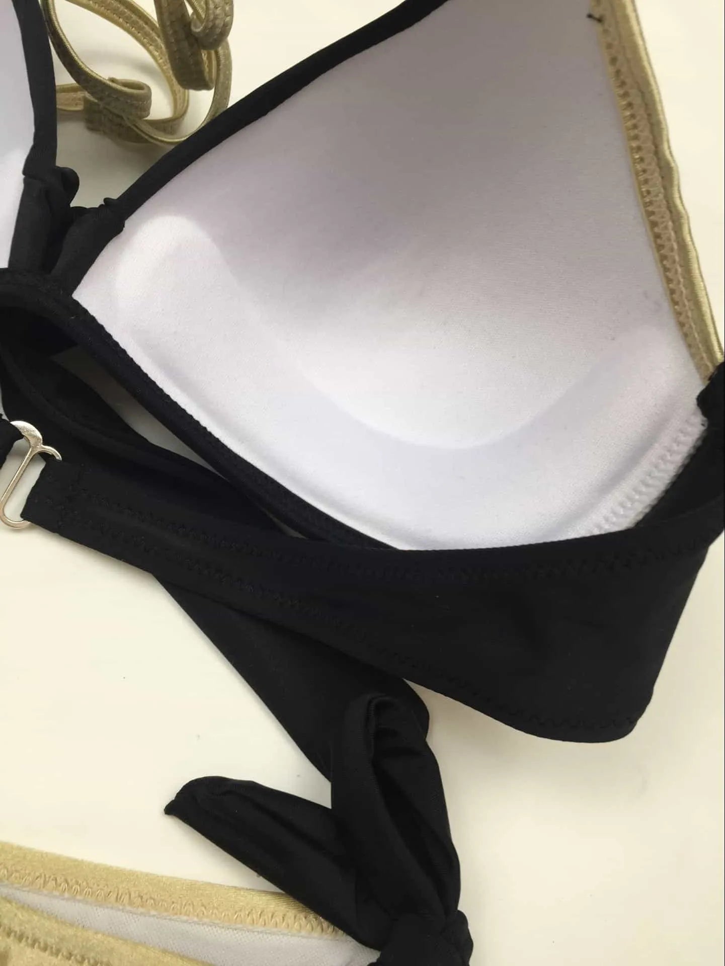 مايوه بيكيني عصري من قطعتين بألوان مميزة