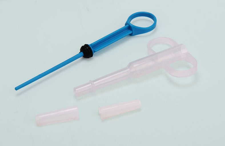 أداة دفع حبوب الدواء للكلاب وللقطط، أداة إطعام الحيوانات الصغيرة مع طرفين من السيليكون الناعم،  حقن تغذية للكلاب والقطط والحيوانات الصغيرة