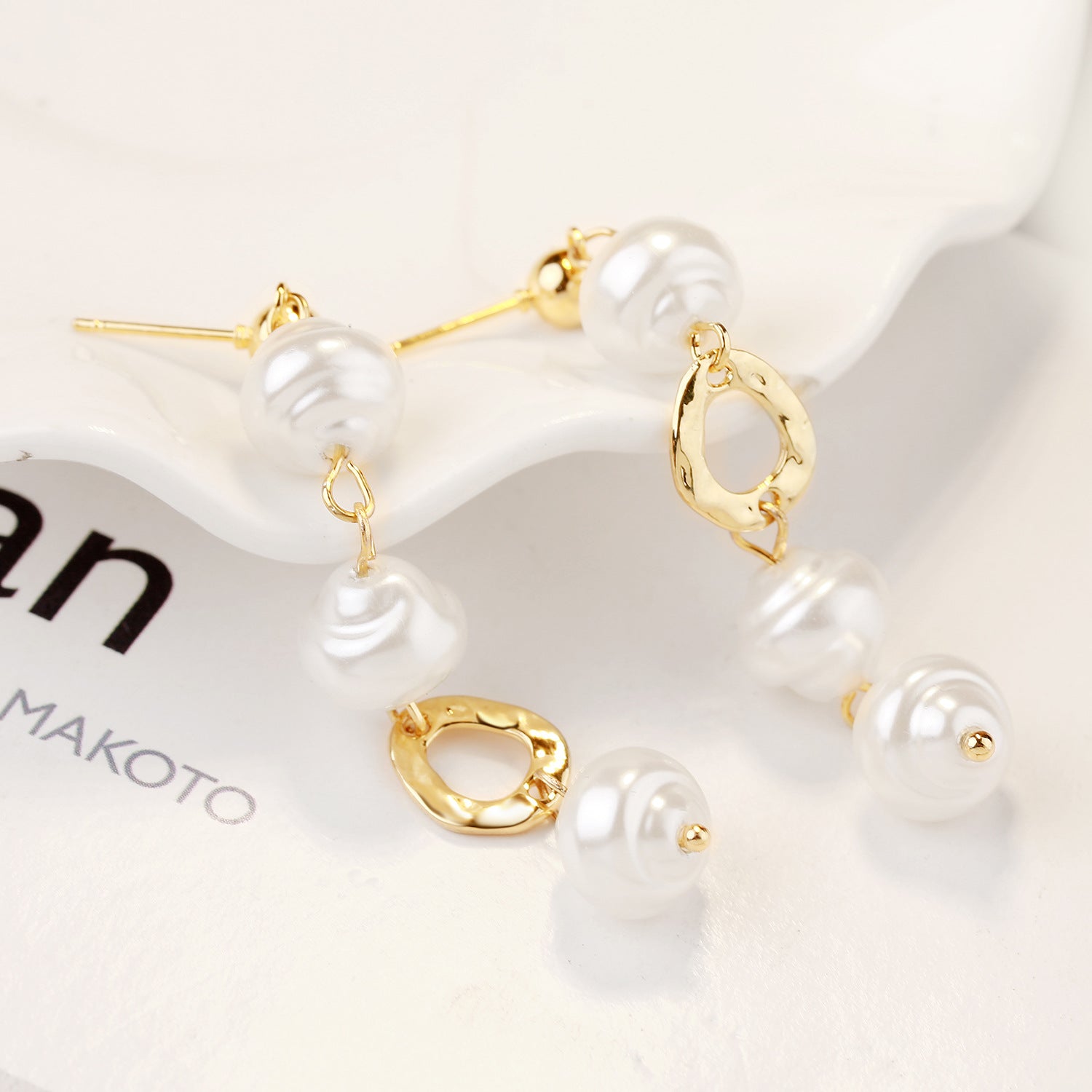 حلقان متدلية من اللؤلؤ الطبيعي المذهل مصنوعة من سبائك الزنك أقراط أنيقة