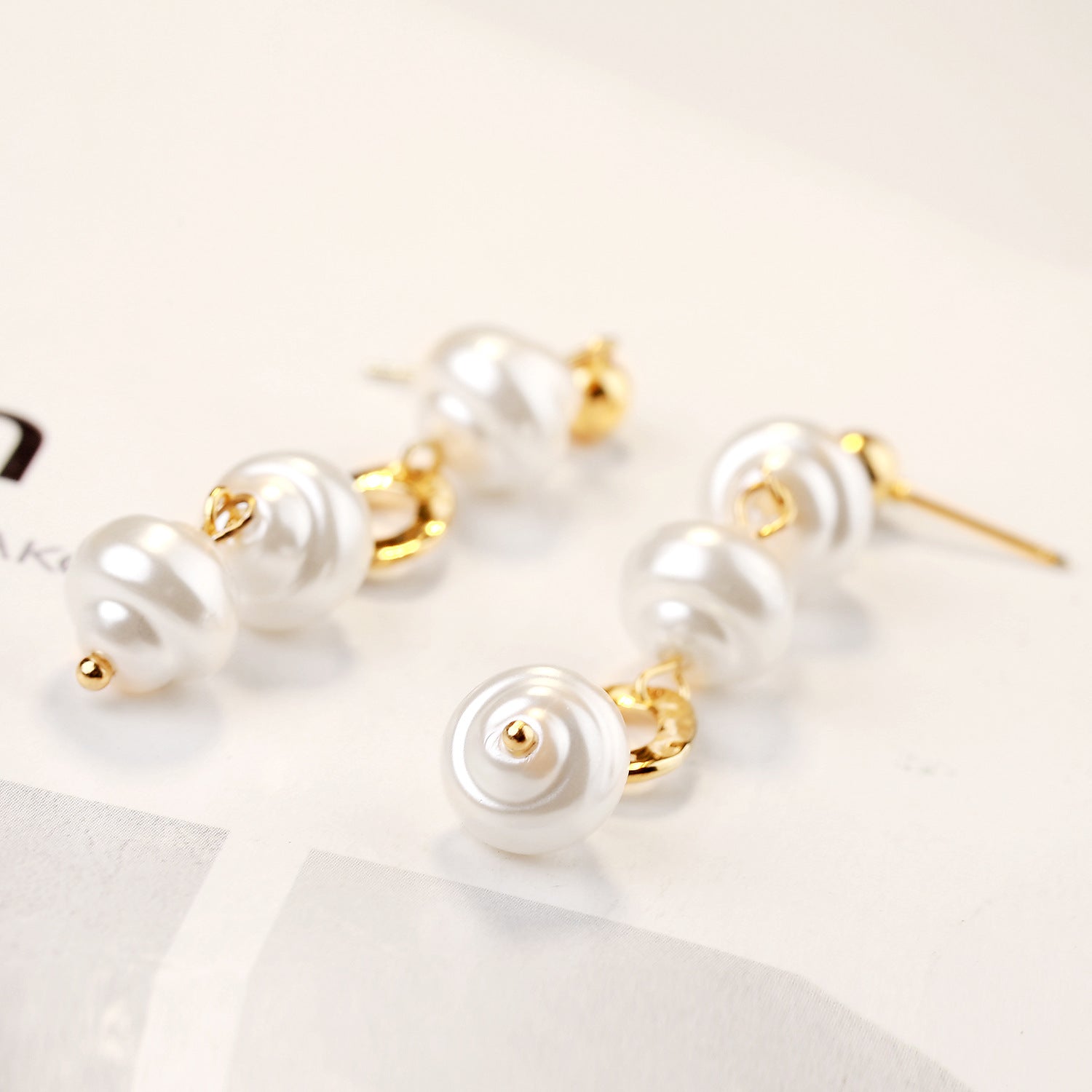 حلقان متدلية من اللؤلؤ الطبيعي المذهل مصنوعة من سبائك الزنك أقراط أنيقة