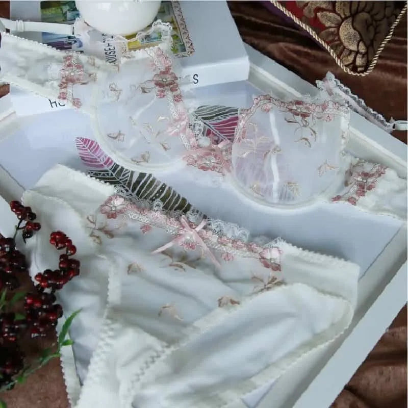 طقم ملابس داخلية من الدانتيل مكون من قطعتين