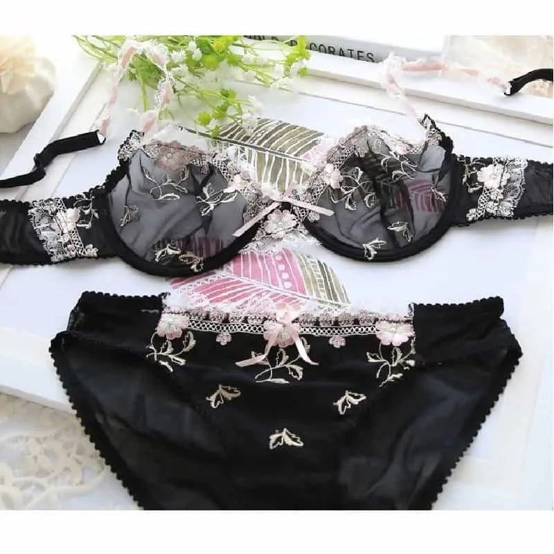 طقم ملابس داخلية من الدانتيل مكون من قطعتين
