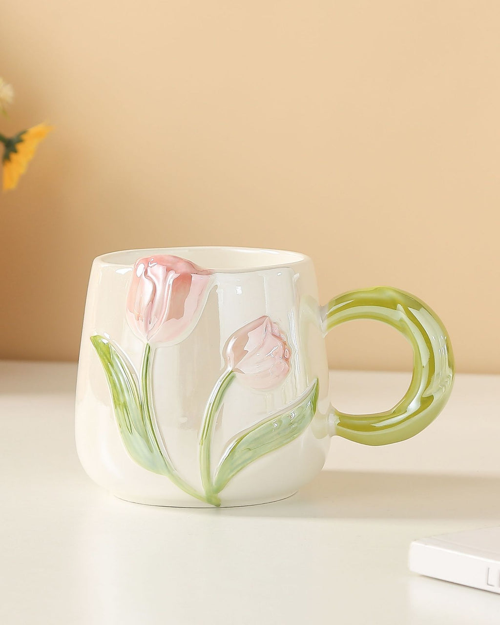 كوب أنيق من زهرة التوليب مزخرف باللؤلؤ آمن للإستخدام في فرن الميكروويف، كوب قهوة قابل للإستخدام في المكتب والمنزل 450 مل