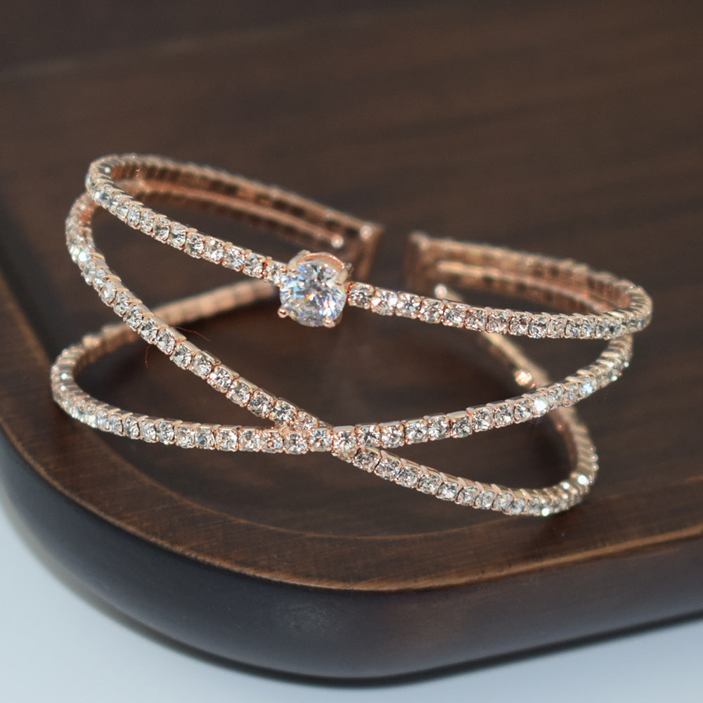 سوار عريض مزدوج مرن مرصع بالكريستال الشفاف