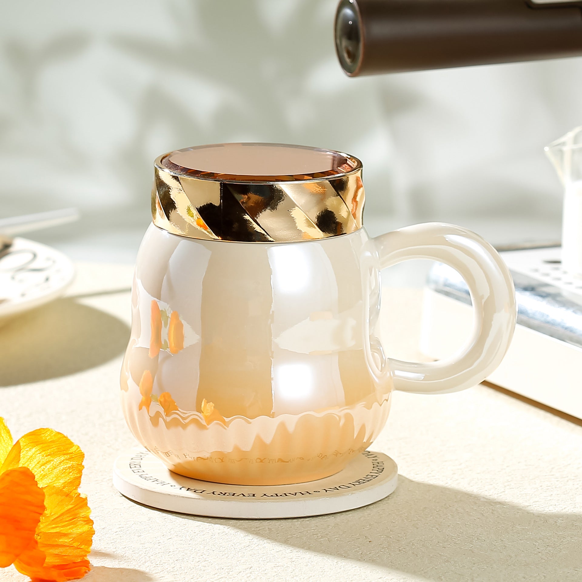 كوب قهوة سيراميك اللؤلؤ على الطراز الأوروبي أنيق مع غطاء من الاوبالين - سعة كبيرة، تصميم متدرج، معزول للمشروبات الساخنة والباردة 500 مل