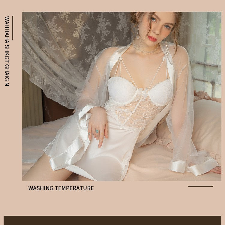 طقم قميص نوم من الستان الفاخر مزين بالدانتيل و روب من الشيفون بكنار ستان