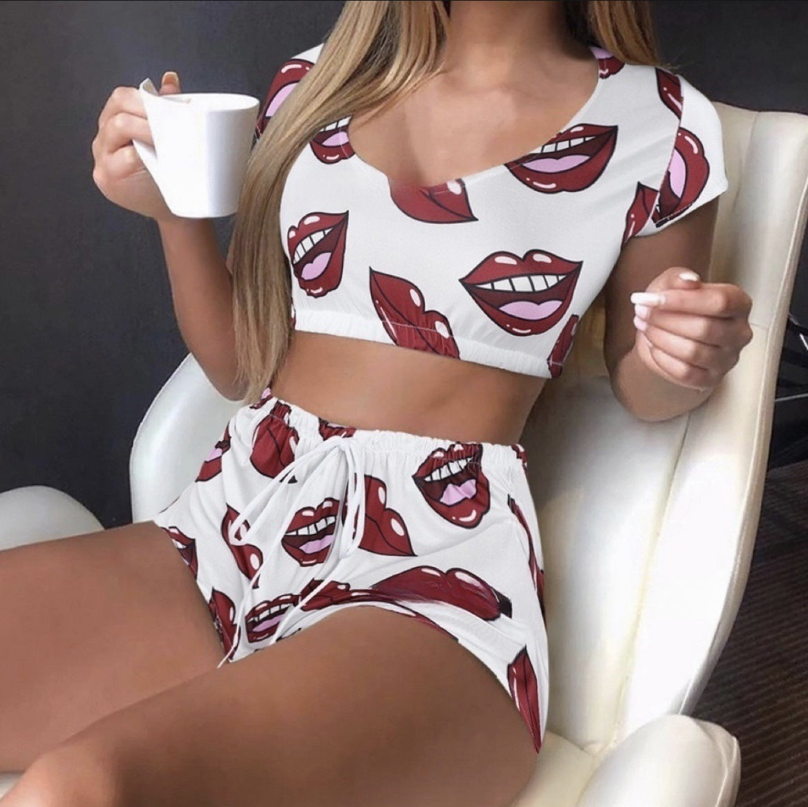 طقم بيجامة نسائي مكون من قطعتين بأكمام قصيرة ورقبة دائرية