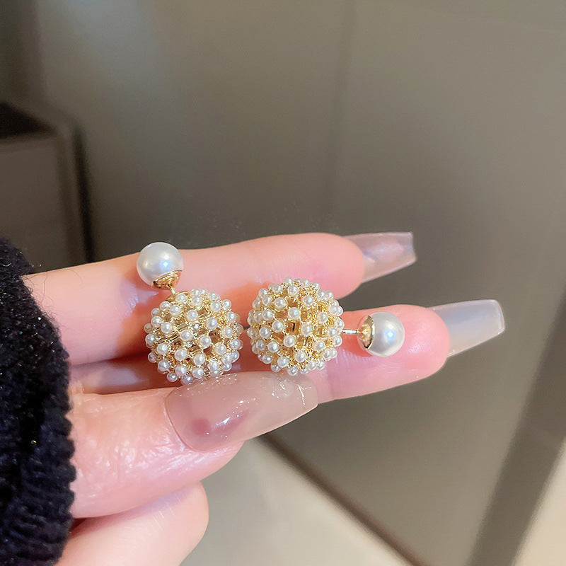 حلق نسائي بتصميم فريد وأنيق ، حلق على شكل كورة من فصوص اللؤلؤ النقى