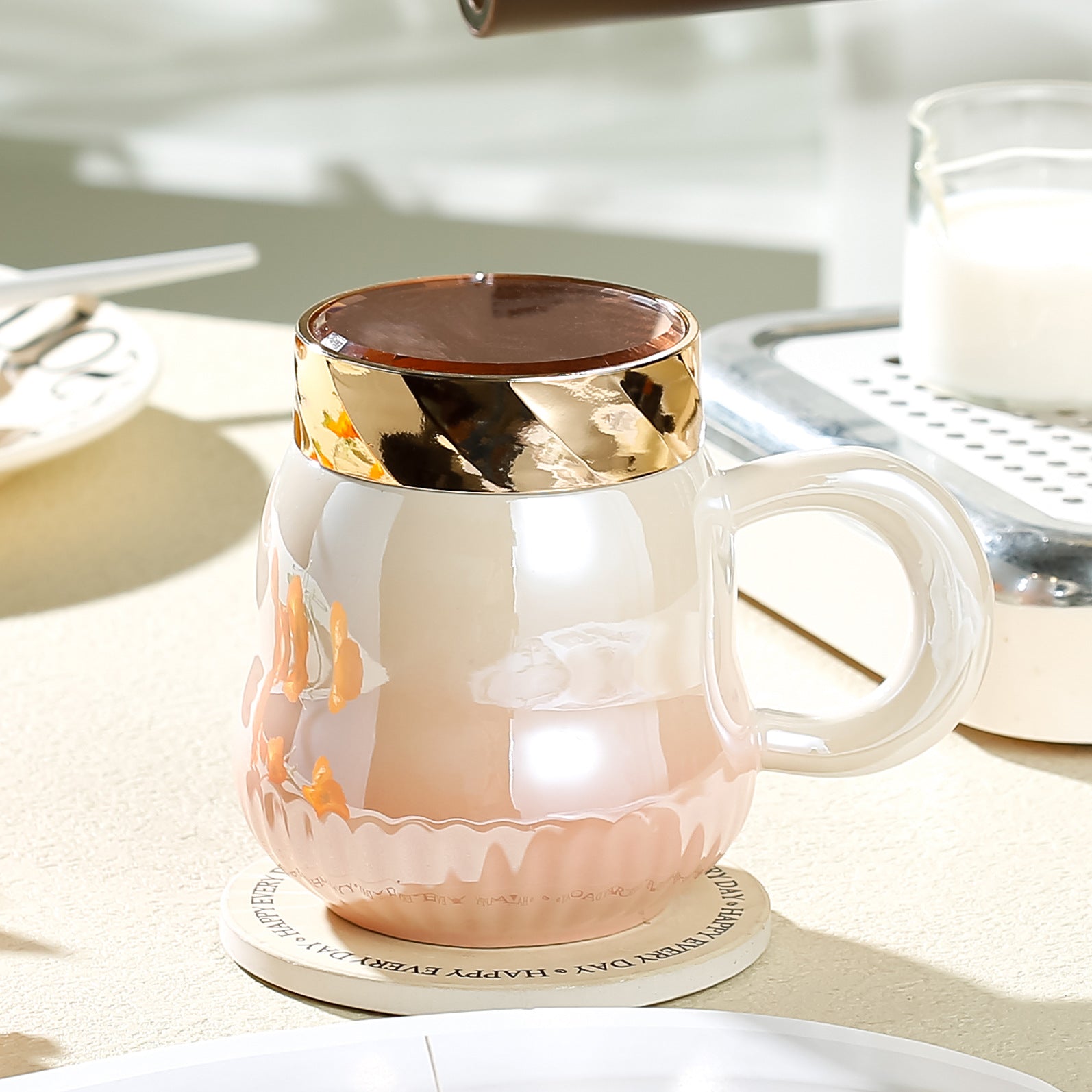 كوب قهوة سيراميك اللؤلؤ على الطراز الأوروبي أنيق مع غطاء من الاوبالين - سعة كبيرة، تصميم متدرج، معزول للمشروبات الساخنة والباردة 500 مل