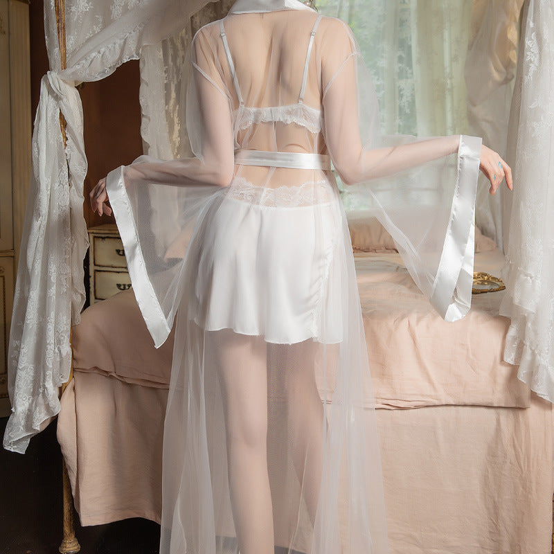 طقم قميص نوم من الستان الفاخر مزين بالدانتيل و روب من الشيفون بكنار ستان