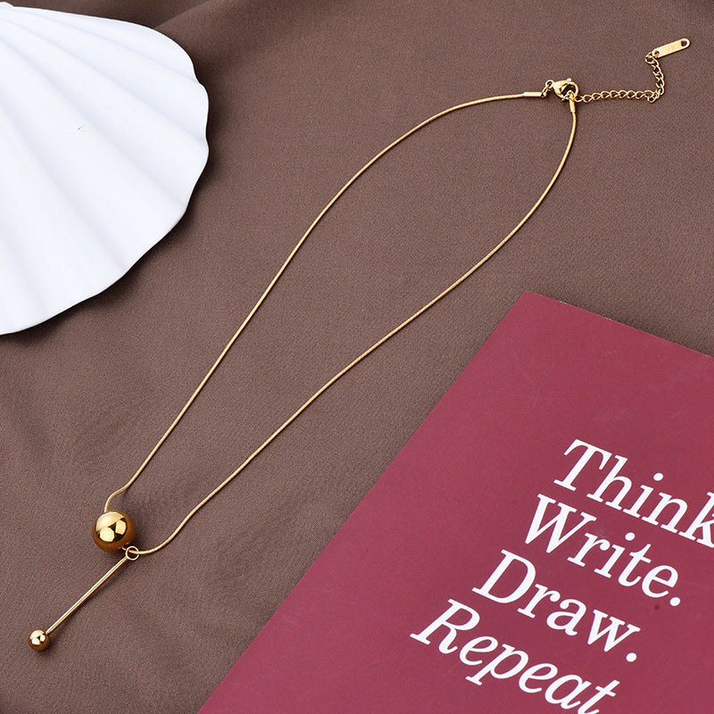 سلسله ،قلادة ، على شكل كرة بتصميم عالى الجودة والرقى باللون الذهبى غير قابل للصدأ