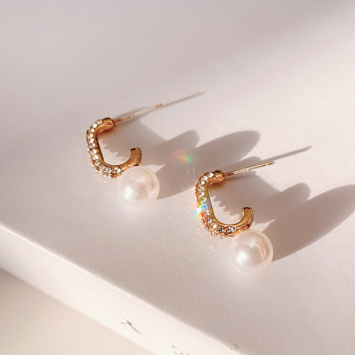 حلقان متدلية من اللؤلؤ للنساء ،حلق على شكل حرف C ذهبى  غير قابل لتغيير اللون مرصع بفصوص كريستال زريكون اصلى لامع