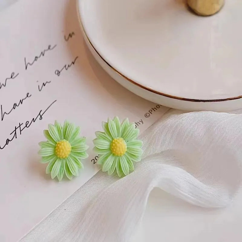 حلق بتصميم راقى وبسيط  على شكل زهرة الربيع الملونة باللون الأبيض و الأخضر