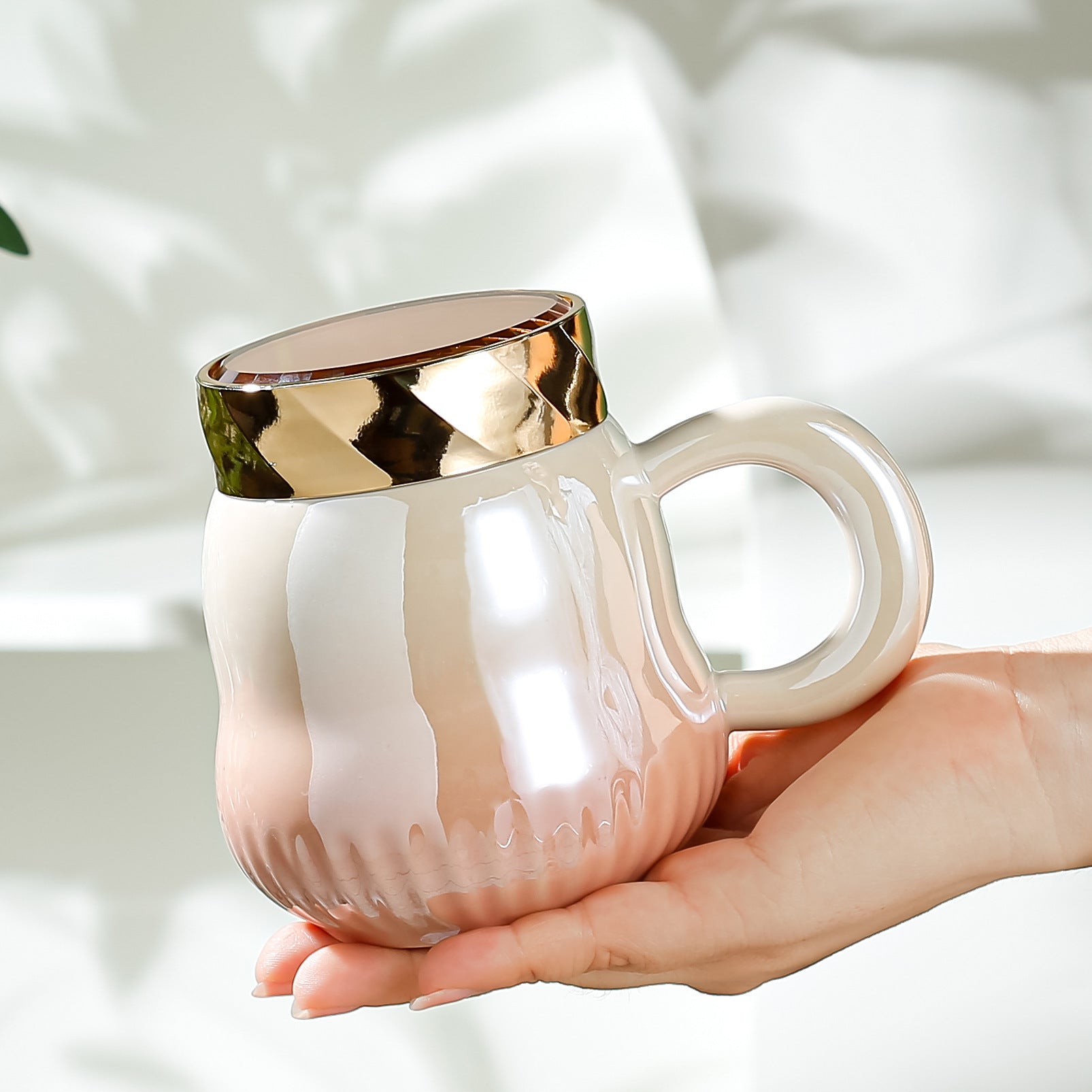 كوب قهوة سيراميك اللؤلؤ على الطراز الأوروبي أنيق مع غطاء من الاوبالين - سعة كبيرة، تصميم متدرج، معزول للمشروبات الساخنة والباردة 500 مل