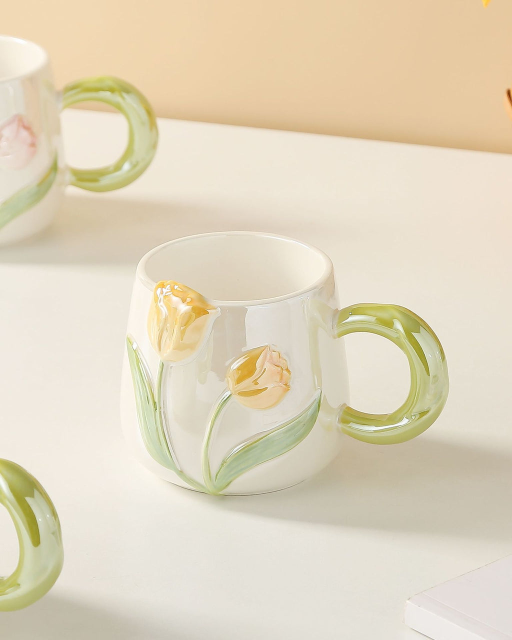 كوب أنيق من زهرة التوليب مزخرف باللؤلؤ آمن للإستخدام في فرن الميكروويف، كوب قهوة قابل للإستخدام في المكتب والمنزل 450 مل