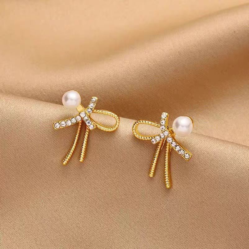 حلق من اللؤلؤ على شكل فيونكة المدهبة المرصعة بفصوص كريستال لامعه