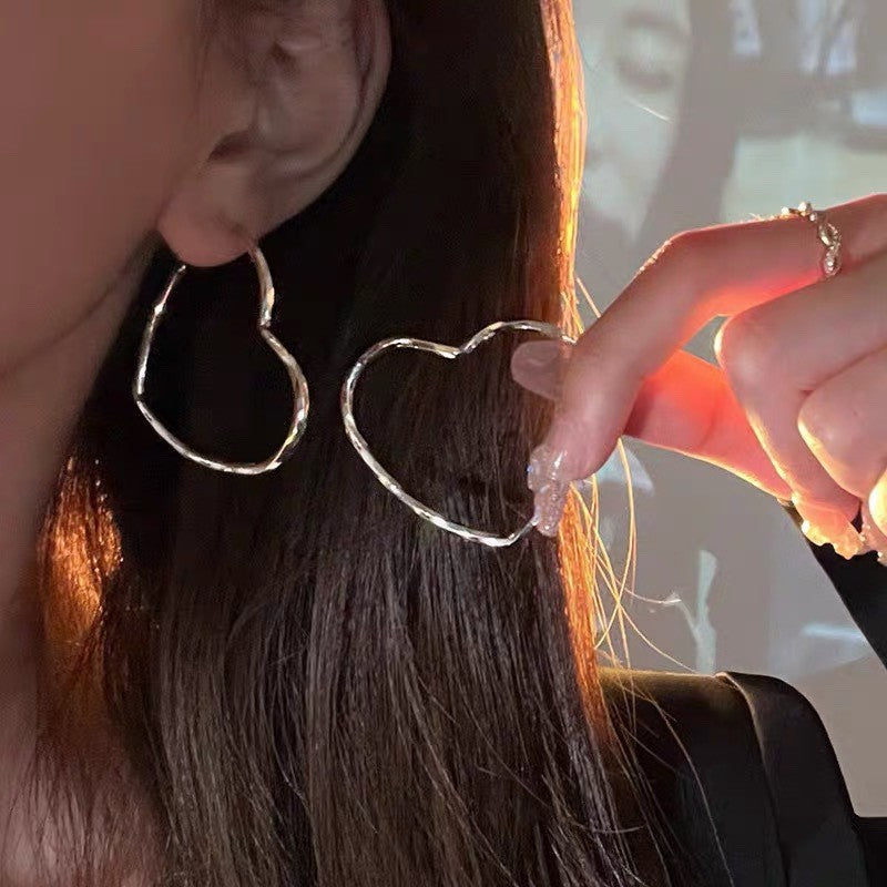 حلق دائري بتصميم مميز وعصرى على شكل قلب فضى غير قابل للصدأ