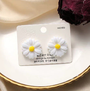 حلق بتصميم راقى وبسيط  على شكل زهرة الربيع الملونة باللون الأبيض و الأخضر