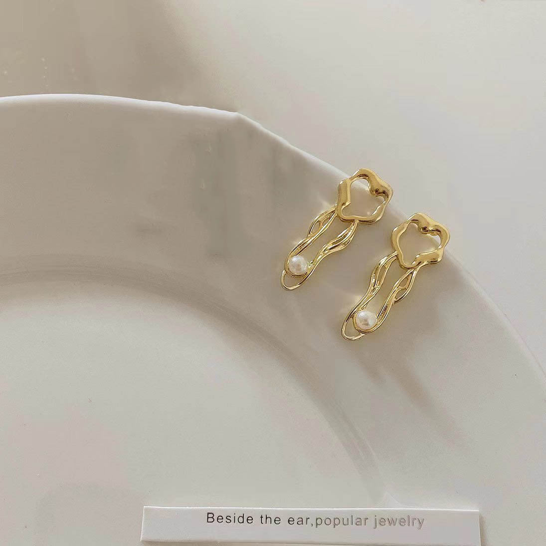 حلق ذهبي اللون ، حلق على شكل قلب غير منتظم مع لؤلؤة