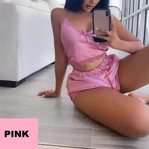 بيجامة هوت شورت مثيرة المظهر وناعمة الملمس، سادة، ستان بكنار جيبي