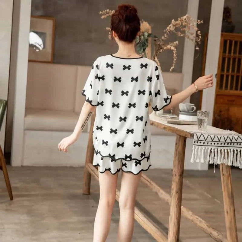 طقم بيجامة من الحرير مع شورت