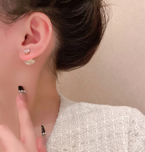 حلق نسائي بتصميم راقى وعصرى ، حلق على شكل كورة من حبات اللؤلؤ اللامع مع إبرة بفص من الكريستال الزريكون اللامع