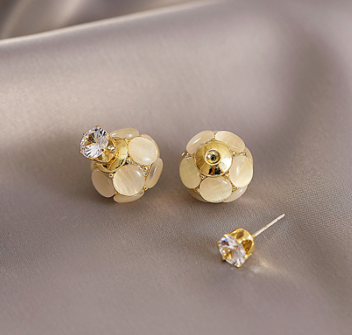 حلق نسائي بتصميم راقى وعصرى ، حلق على شكل كورة من حبات اللؤلؤ اللامع مع إبرة بفص من الكريستال الزريكون اللامع