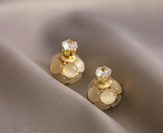 حلق نسائي بتصميم راقى وعصرى ، حلق على شكل كورة من حبات اللؤلؤ اللامع مع إبرة بفص من الكريستال الزريكون اللامع