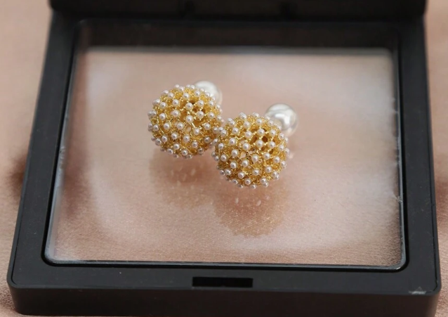 حلق نسائي بتصميم فريد وأنيق ، حلق على شكل كورة من فصوص اللؤلؤ النقى