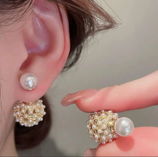 حلق نسائي بتصميم فريد وأنيق ، حلق على شكل كورة من فصوص اللؤلؤ النقى