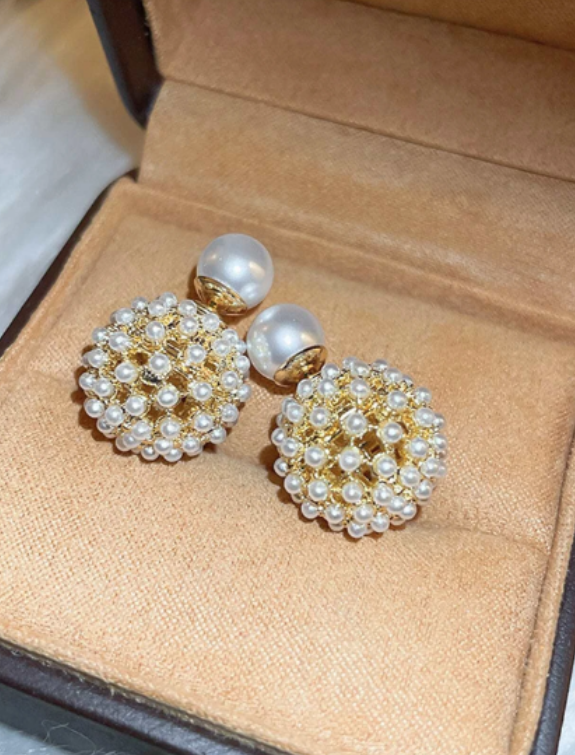 حلق نسائي بتصميم فريد وأنيق ، حلق على شكل كورة من فصوص اللؤلؤ النقى