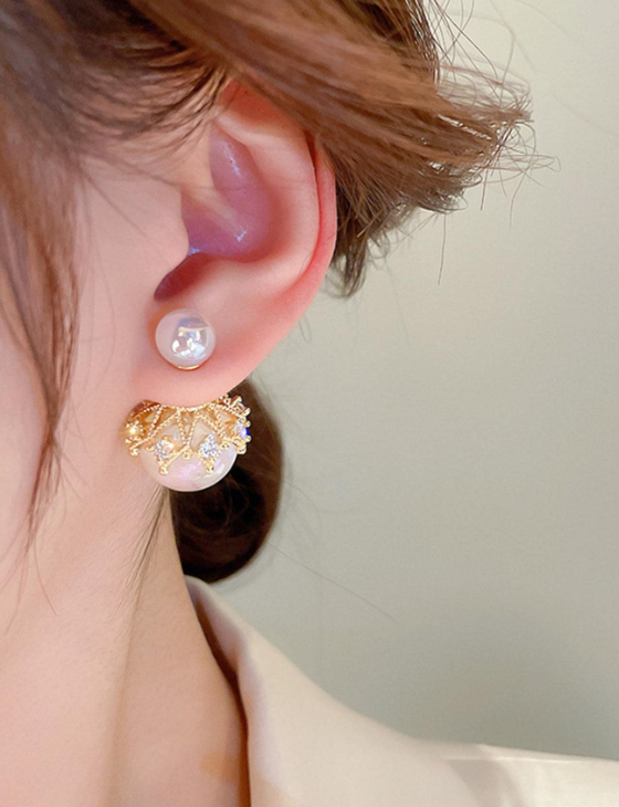 حلق نسائي فاخرة، حلق لؤلؤ عصري، على شكل كورة لؤلؤ كبيرة مع تاج مرصع بفصوص من الكريستال الزريكون اللامع