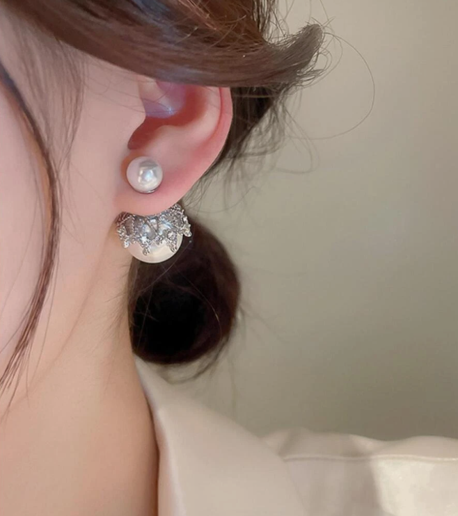 حلق نسائي فاخرة، حلق لؤلؤ عصري، على شكل كورة لؤلؤ كبيرة مع تاج مرصع بفصوص من الكريستال الزريكون اللامع