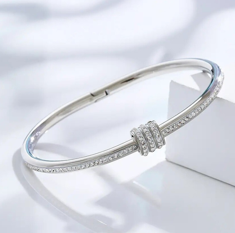 سوار نسائي بتصميم أنيق وفريد ، فضى مطلى بلاتين مضاد للصدأ  مرصع بفصوص كريستال زريكون أصلى لامع ، أنسيال نسائى شكل حلقى