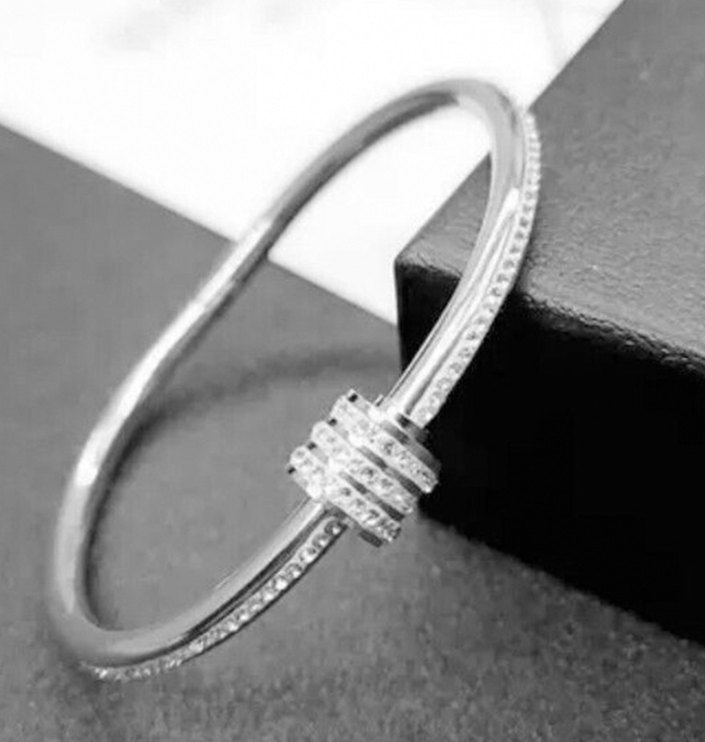 سوار نسائي بتصميم أنيق وفريد ، فضى مطلى بلاتين مضاد للصدأ  مرصع بفصوص كريستال زريكون أصلى لامع ، أنسيال نسائى شكل حلقى