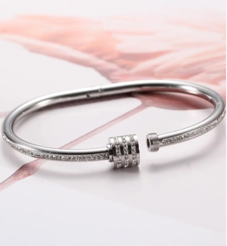 سوار نسائي بتصميم أنيق وفريد ، فضى مطلى بلاتين مضاد للصدأ  مرصع بفصوص كريستال زريكون أصلى لامع ، أنسيال نسائى شكل حلقى