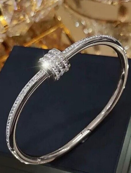 سوار نسائي بتصميم أنيق وفريد ، فضى مطلى بلاتين مضاد للصدأ  مرصع بفصوص كريستال زريكون أصلى لامع ، أنسيال نسائى شكل حلقى