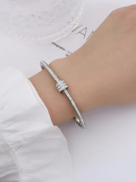 سوار نسائي بتصميم أنيق وفريد ، فضى مطلى بلاتين مضاد للصدأ  مرصع بفصوص كريستال زريكون أصلى لامع ، أنسيال نسائى شكل حلقى