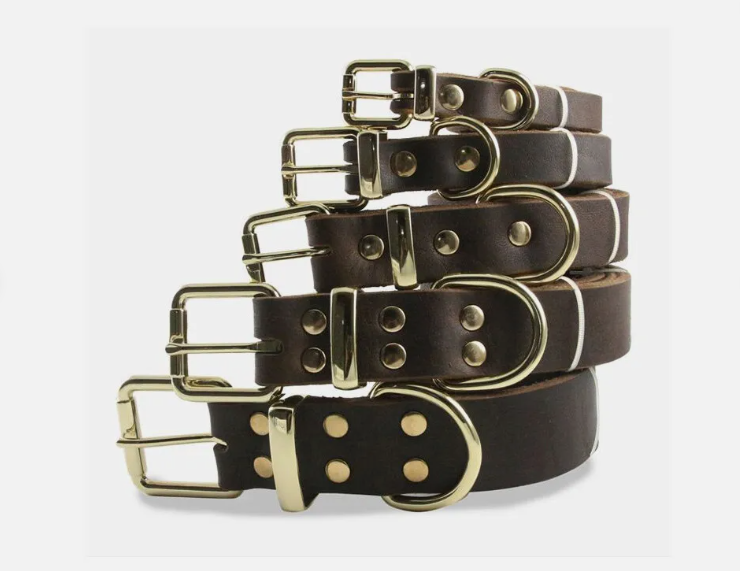 طوق جلد طبيعى للكلاب المتوسطة وكبيرة الحجم، طوق مخصص للكلاب مزود ب 2 إبزيم معدني ومرصع بفصوص النحاس مقاوم للصدا