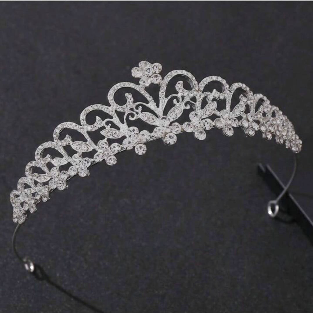 مجموعة مجوهرات، طقم للعروس من الكريستال الفضى اللامع المطلى الغير قابل للصدأ، تتضمن المجموعة كوليه، تاج، حلق، على شكل الورود