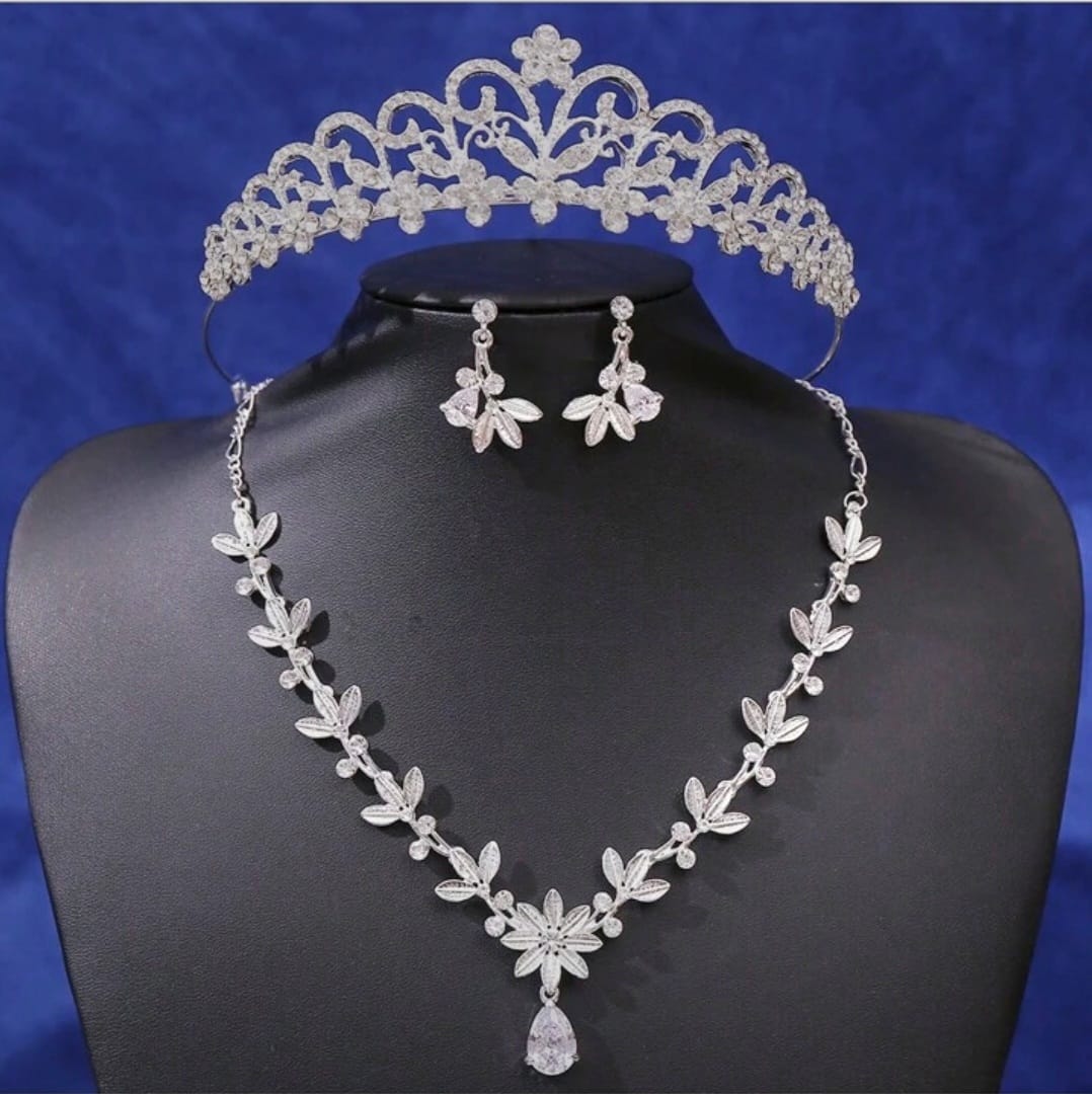 مجموعة مجوهرات، طقم للعروس من الكريستال الفضى اللامع المطلى الغير قابل للصدأ، تتضمن المجموعة كوليه، تاج، حلق، على شكل الورود
