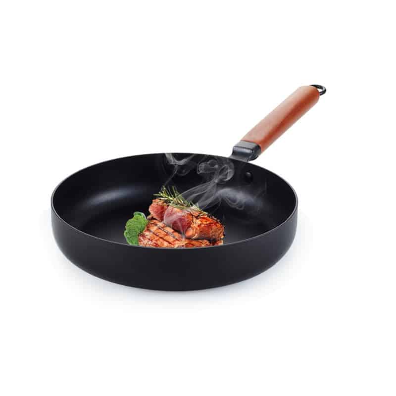 مقلاة غير لاصقة مصنوعة من الحديد الزهر الناعم  الغير قابل للصدأ مع مقبض خشبى عالى الجودة