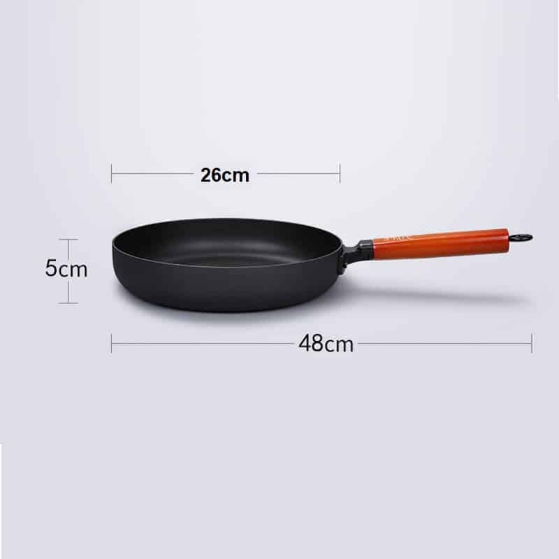 مقلاة غير لاصقة مصنوعة من الحديد الزهر الناعم  الغير قابل للصدأ مع مقبض خشبى عالى الجودة