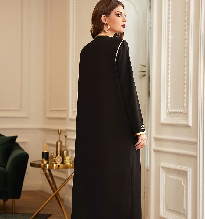 عباية طويلة مخيطة يدوياً بحافة ذهبية ورقبة على شكل حرف V مزينة بحجر الراين